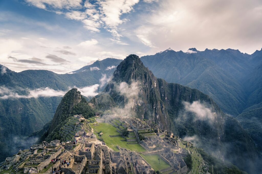 Ciudadela de Machu Picchu entre montañas y nubes, destino desde Aguas Calientes / Machu Picchu Pueblo