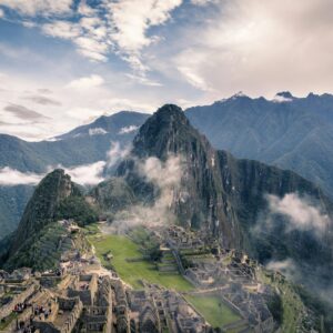 Ciudadela de Machu Picchu entre montañas y nubes, destino desde Aguas Calientes / Machu Picchu Pueblo