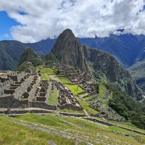 Vista panorámica de Machu Picchu y terrazas andinas bajo cielo despejado, Perú