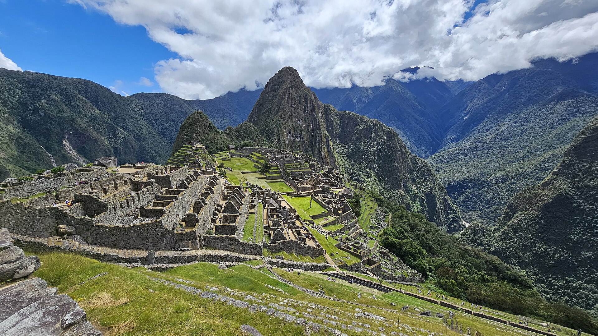 Vista panorámica de Machu Picchu y terrazas andinas bajo cielo despejado, Perú