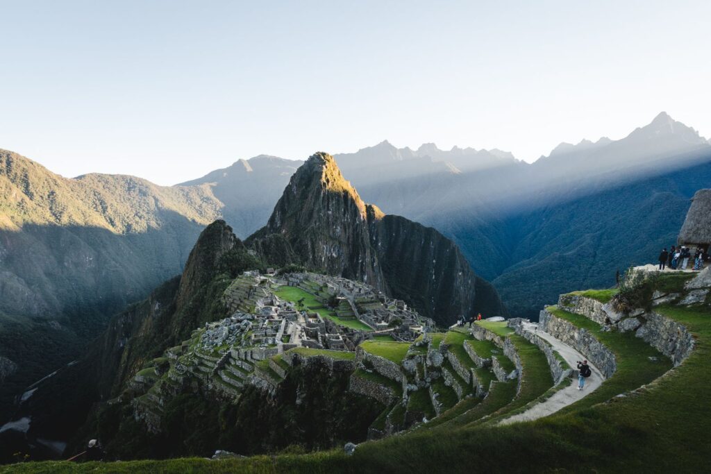 Ciudadela de Machu Picchu y montañas andinas al amanecer, destino del tren desde Cusco u Ollantaytambo