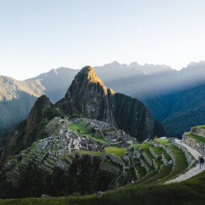 Ciudadela de Machu Picchu y montañas andinas al amanecer, destino del tren desde Cusco u Ollantaytambo