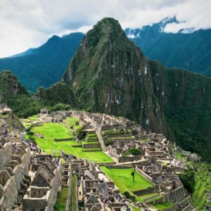 Sendero junto a vía férrea en valle verde hacia Machu Picchu Pueblo