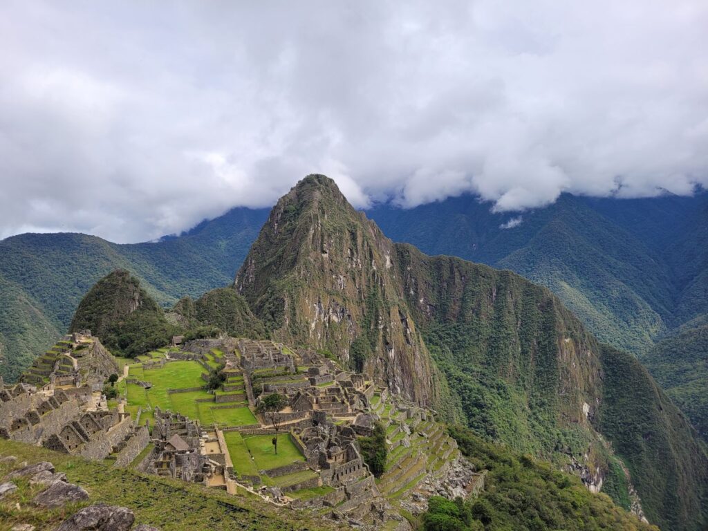 Vista panorámica de la ciudadela de Machu Picchu entre montañas andinas, Perú