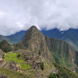 Vista panorámica de la ciudadela de Machu Picchu entre montañas andinas, Perú