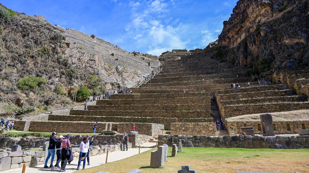 Fortaleza inca de Ollantaytambo (Temple Hill) sobre el pueblo del Valle Sagrado