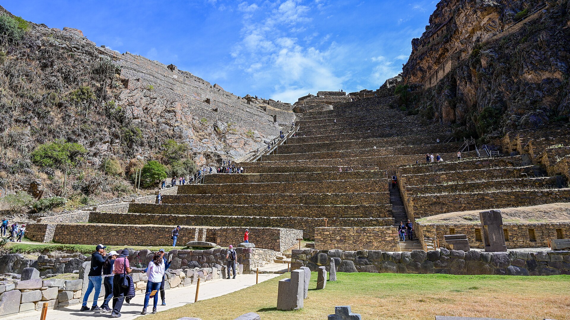Fortaleza inca de Ollantaytambo (Temple Hill) sobre el pueblo del Valle Sagrado