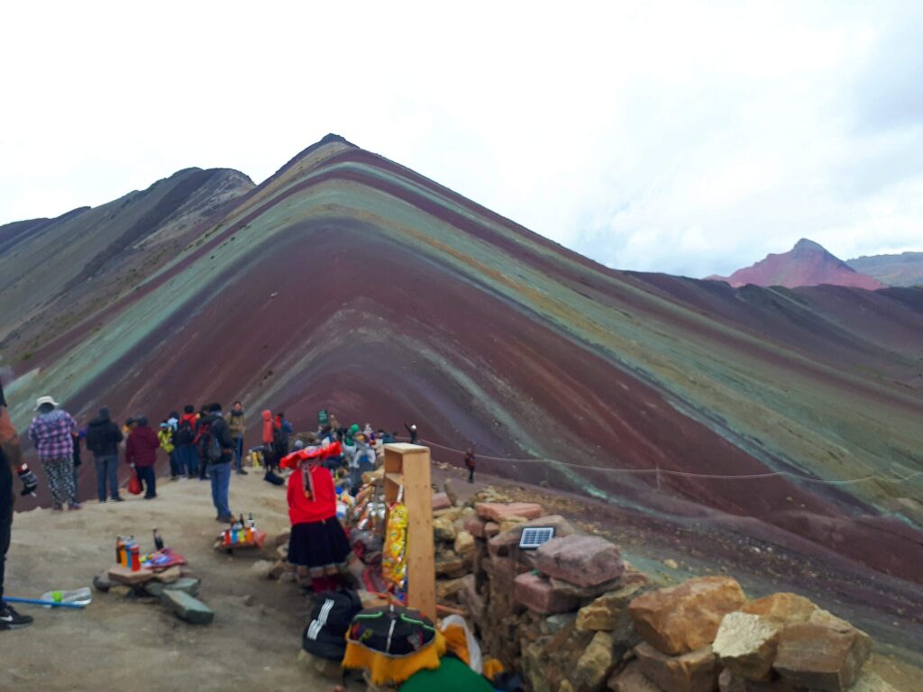 Cresta colorida de montaña andina tipo Rainbow Mountain bajo cielo abierto