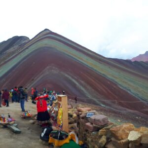 Cresta colorida de montaña andina tipo Rainbow Mountain bajo cielo abierto