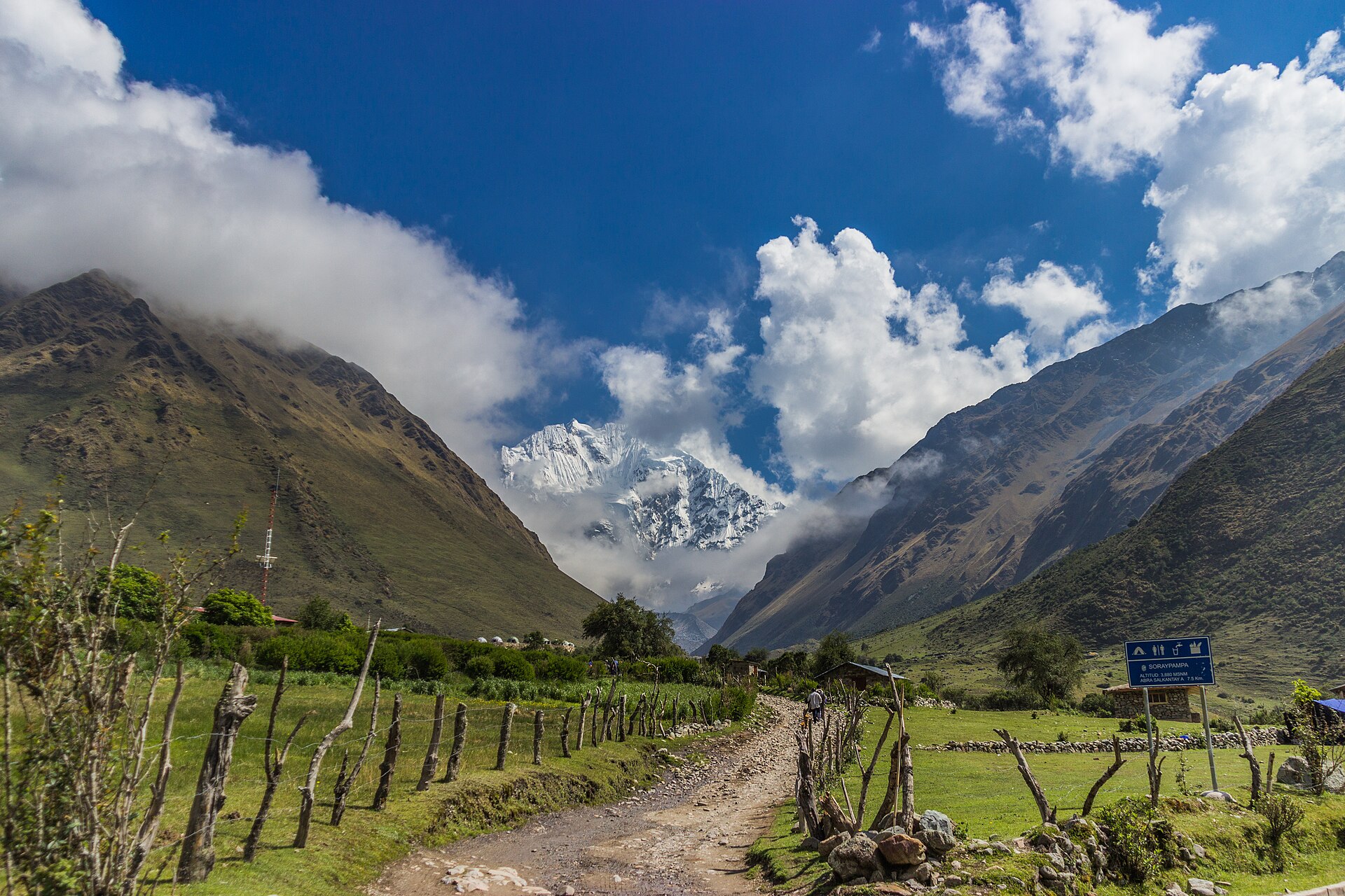 Sendero del Salkantay Trek hacia pico nevado andino bajo cielo azul