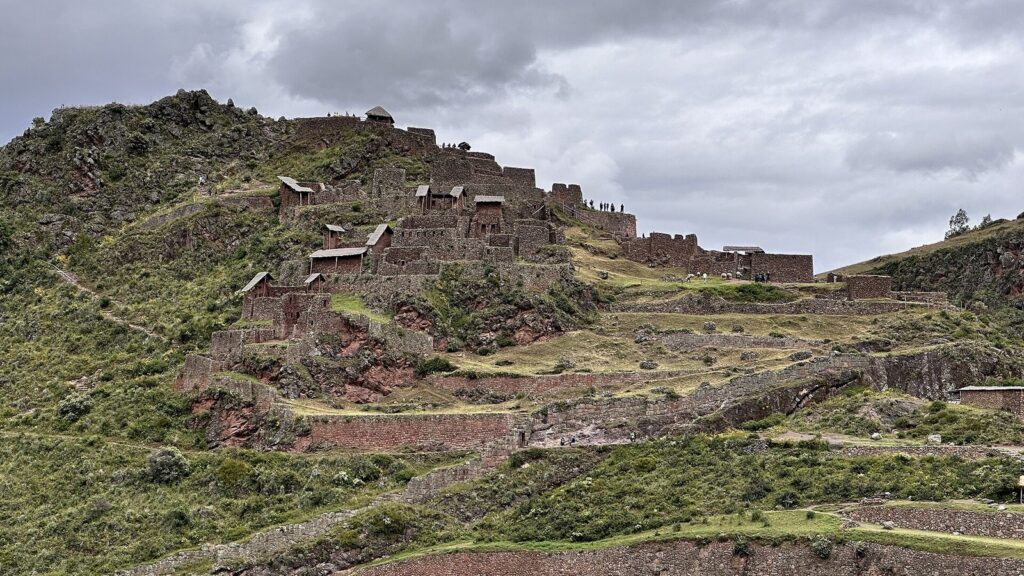 Terrazas y construcciones de piedra de las ruinas de Pisac, en el Valle Sagrado de Cusco, bajo un cielo nublado