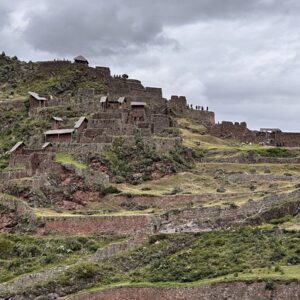 Terrazas y construcciones de piedra de las ruinas de Pisac, en el Valle Sagrado de Cusco, bajo un cielo nublado