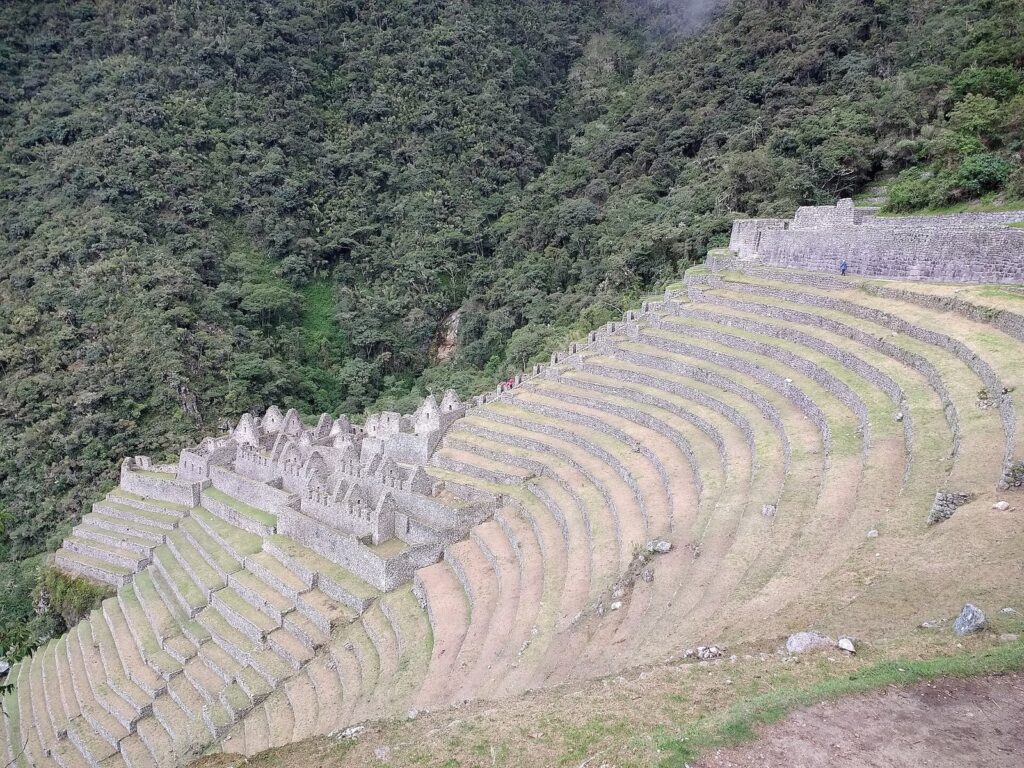 Andenes de piedra de Wiñay Wayna, sitio que protegen las reglas del Camino Inca, sobre una ladera verde