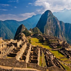 Vista temprana de Machu Picchu con terrazas, montañas y luz suave de mañana